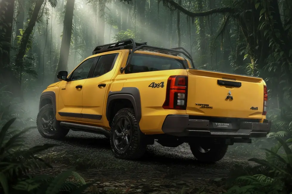 Mitsubishi Triton Savana amarela vista de trás