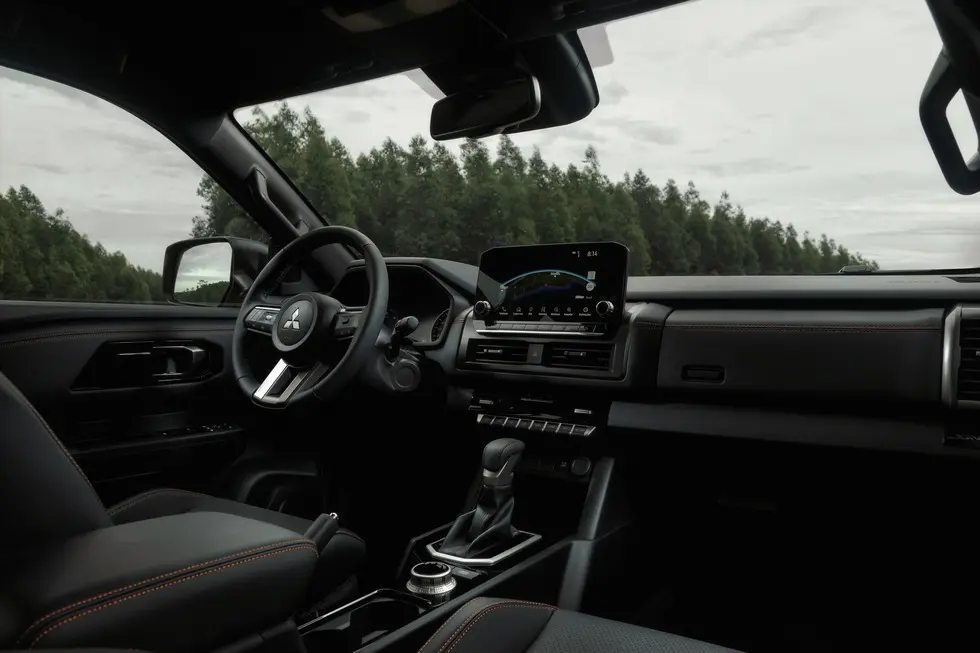 Interior da Mitsubishi Triton Savana
