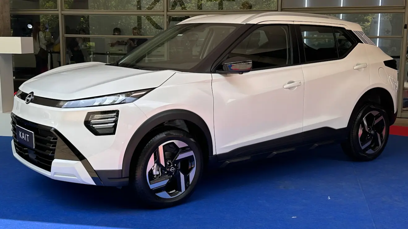 Nissan Kait branco visto de lado