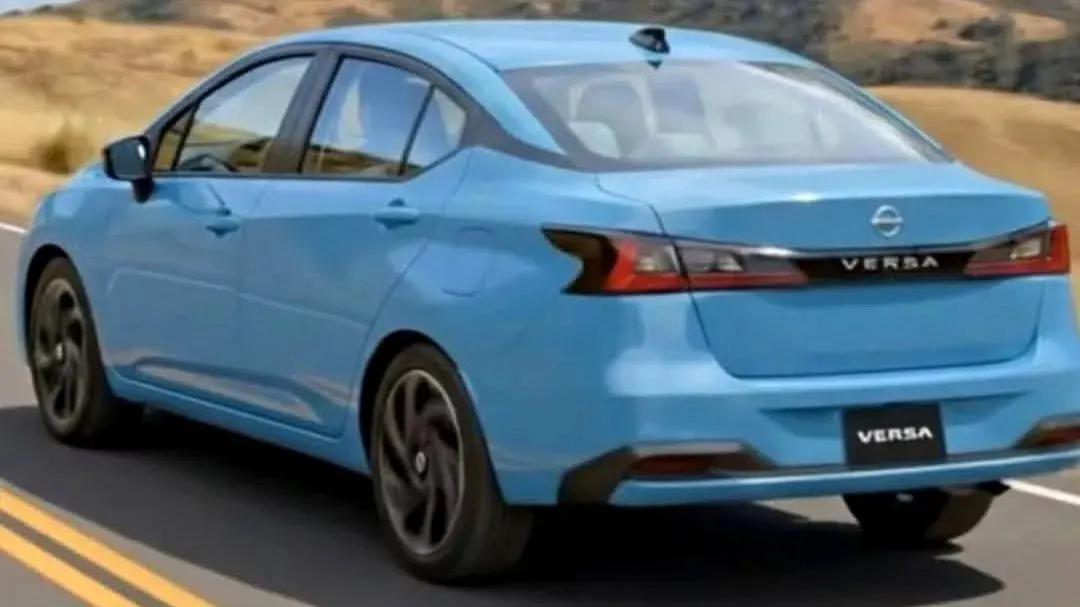 Novo Nissan Versa azul visto de trás