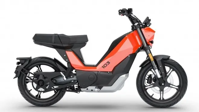 Ciclomotor elétrico Peugeot 103 vermelho parado de lateral