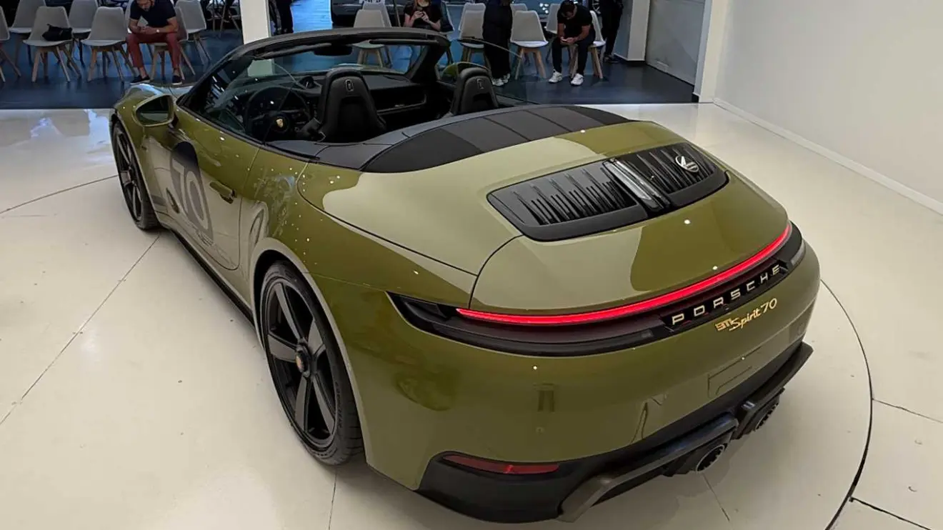 Porsche 911 Spirit 70 Olive Neo visto de trás
