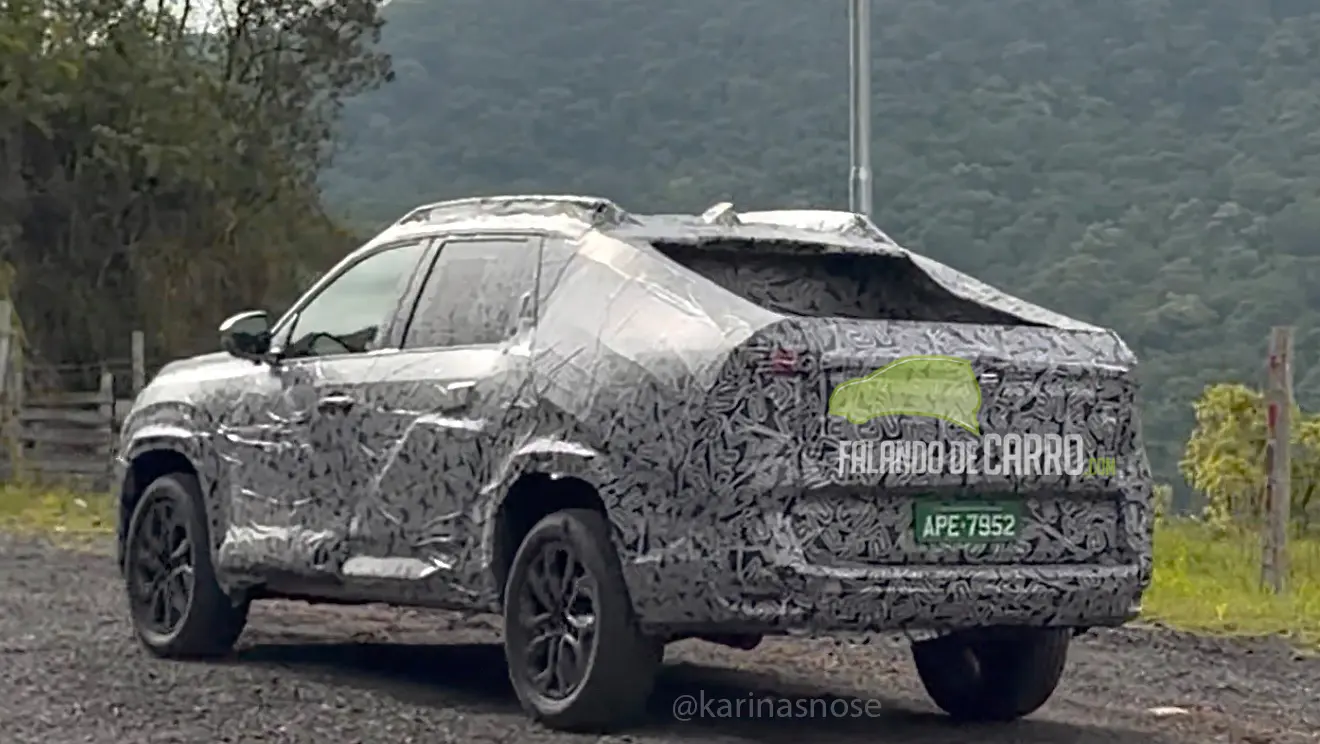 protótipo camuflado da Renault Niagara visto de trás e com lanterna acesa