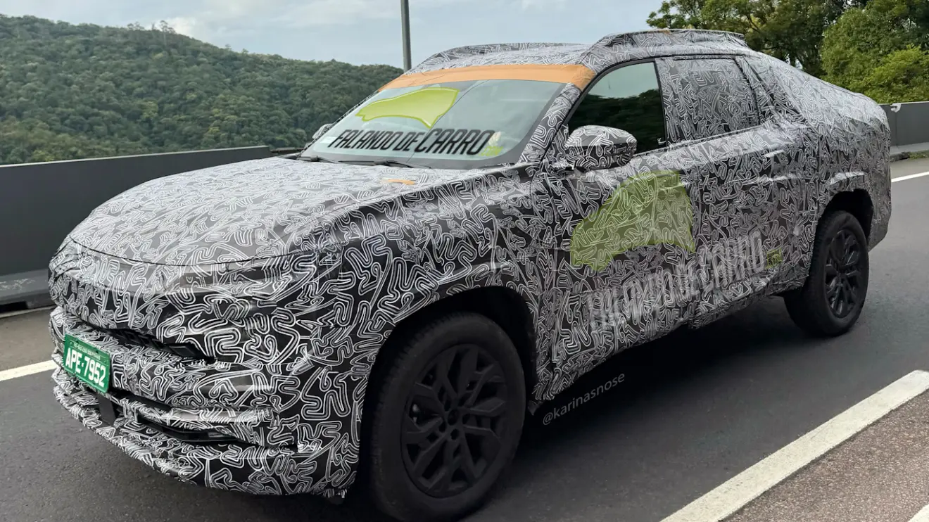 protótipo camuflado da Renault Niagara visto de frente com farol aceso