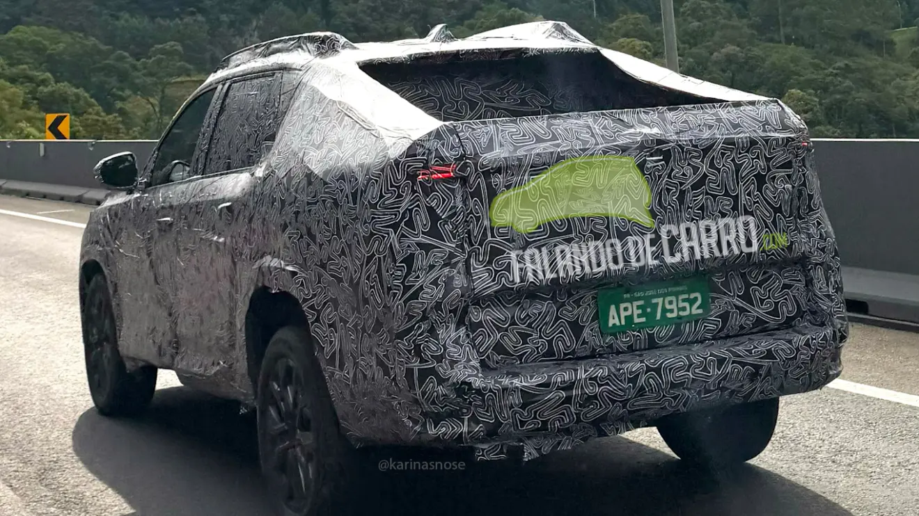 protótipo camuflado da Renault Niagara visto de trás e com lanterna acesa