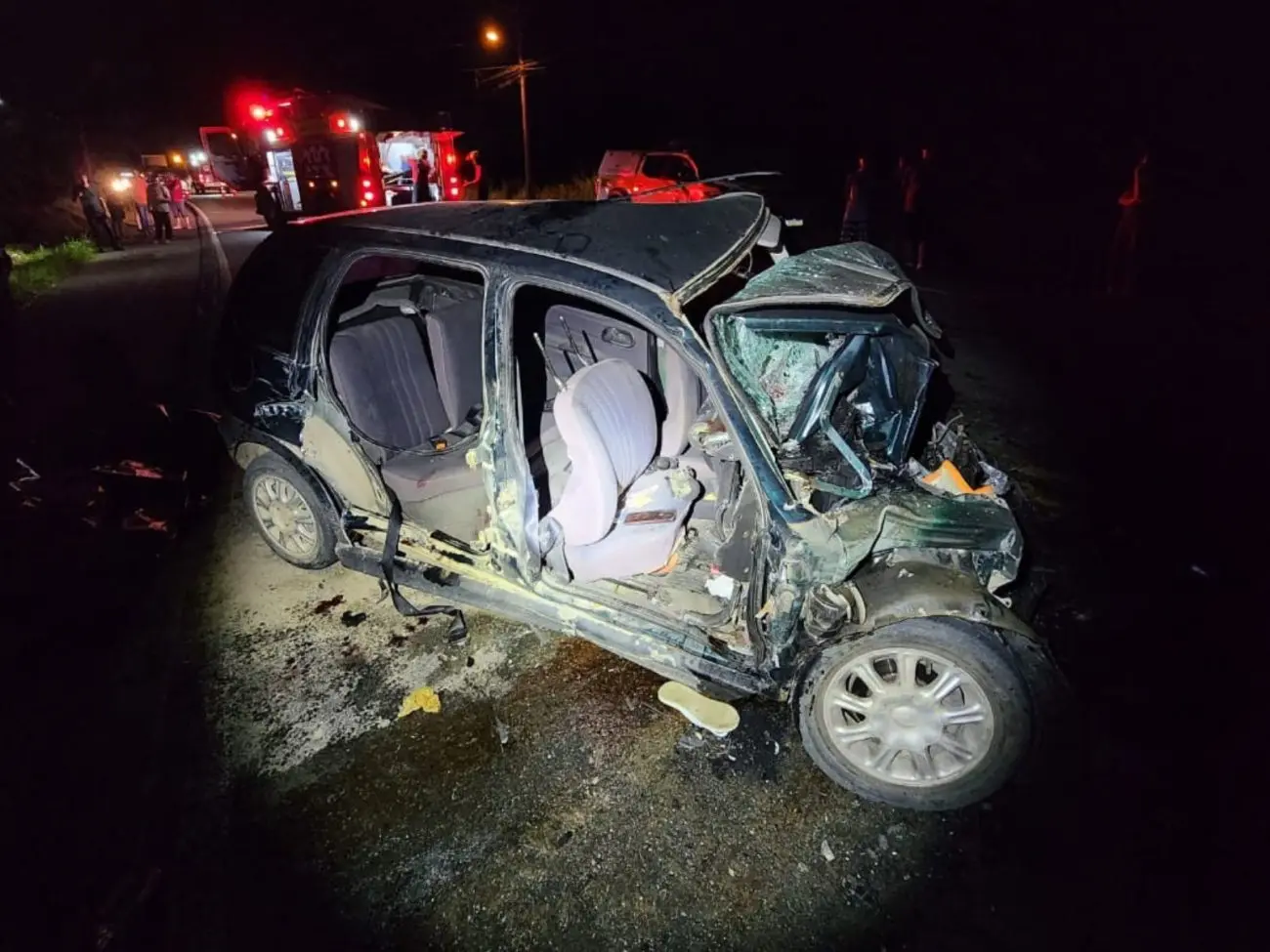 Chevrolet Corsa destruído após acidente