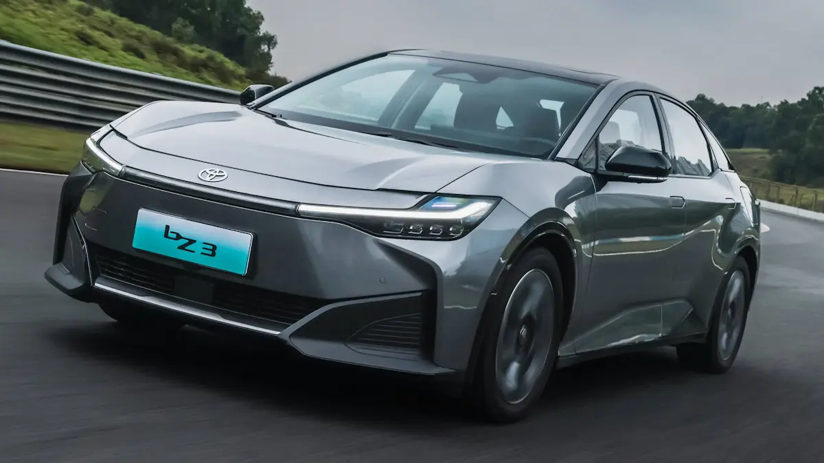 toyota bz3 prata de frente