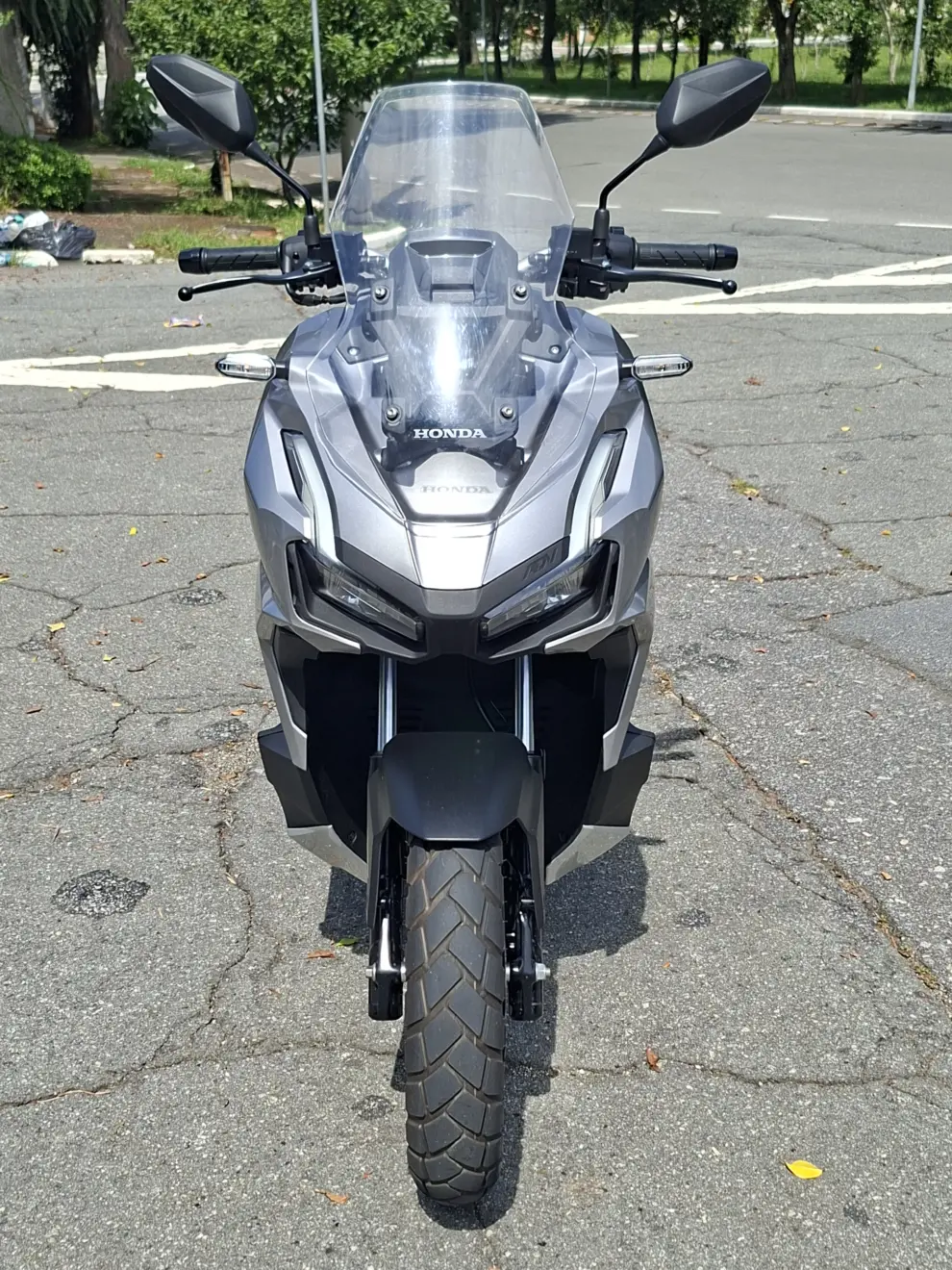 Honda ADV 160 cinza parada vista de dianteira