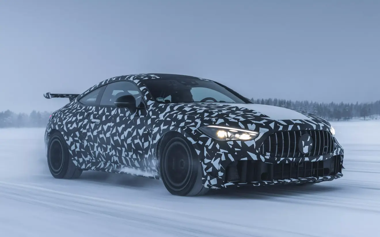 Mercedes-AMG CLE Mythos camuflado na neve