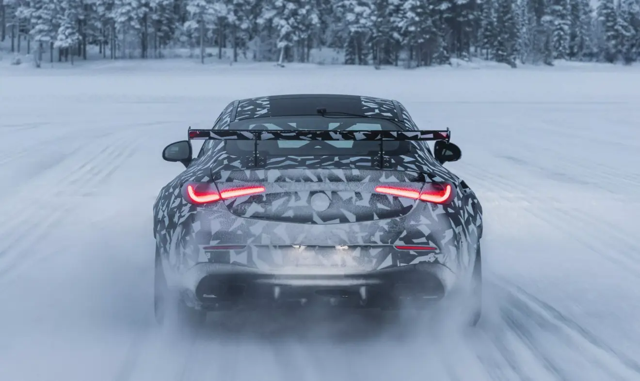 Mercedes-AMG CLE Mythos camuflado na neve