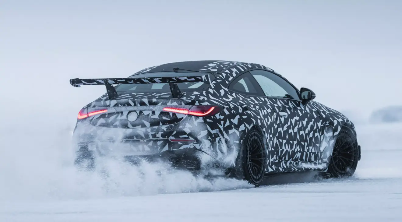 Mercedes-AMG CLE Mythos camuflado na neve