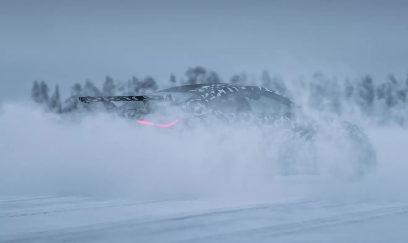 Mercedes-AMG CLE Mythos camuflado na neve