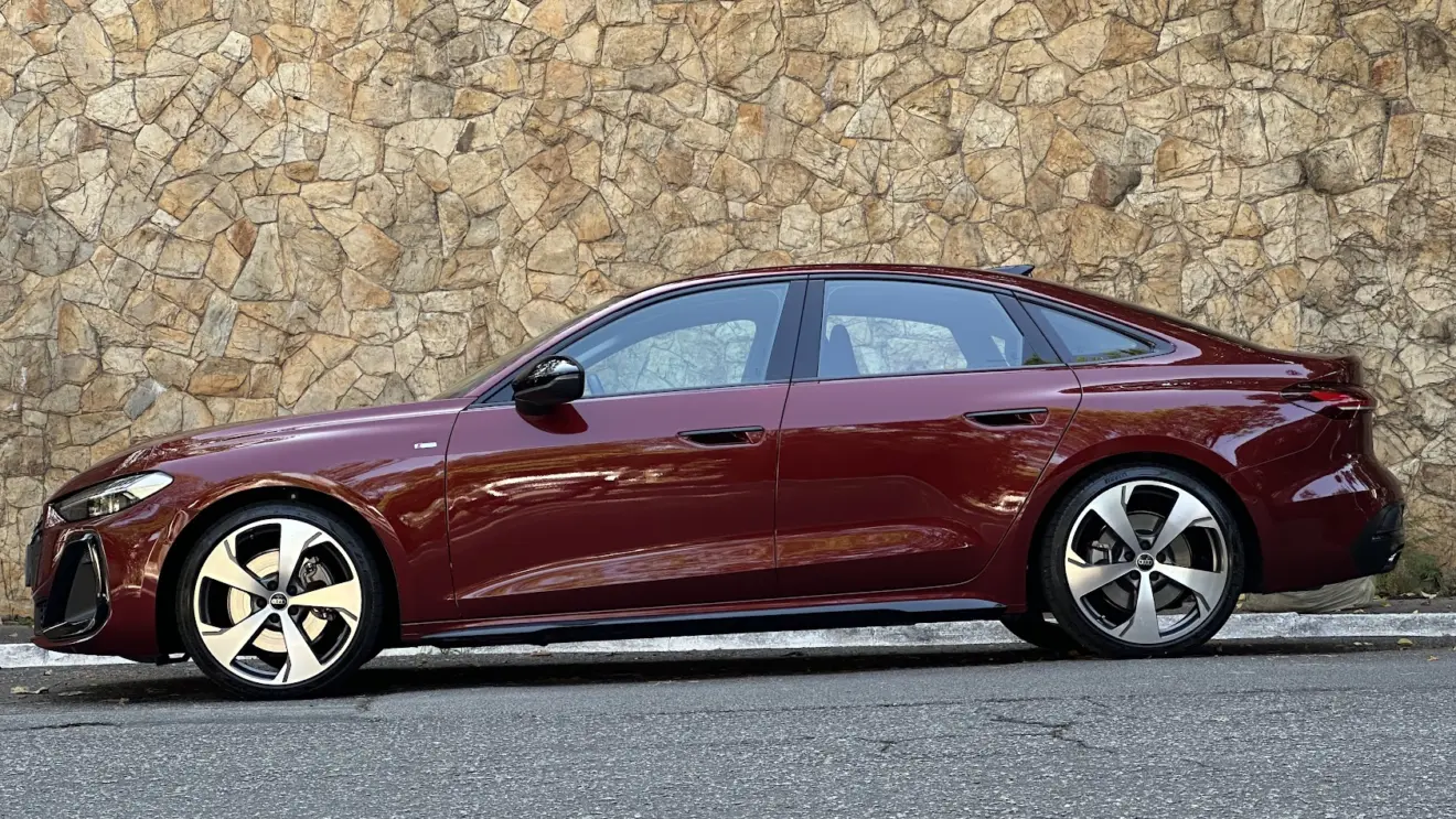 Audi A5 Performance S Edition vermelho parado de lateral com muro de pedras ao fundo