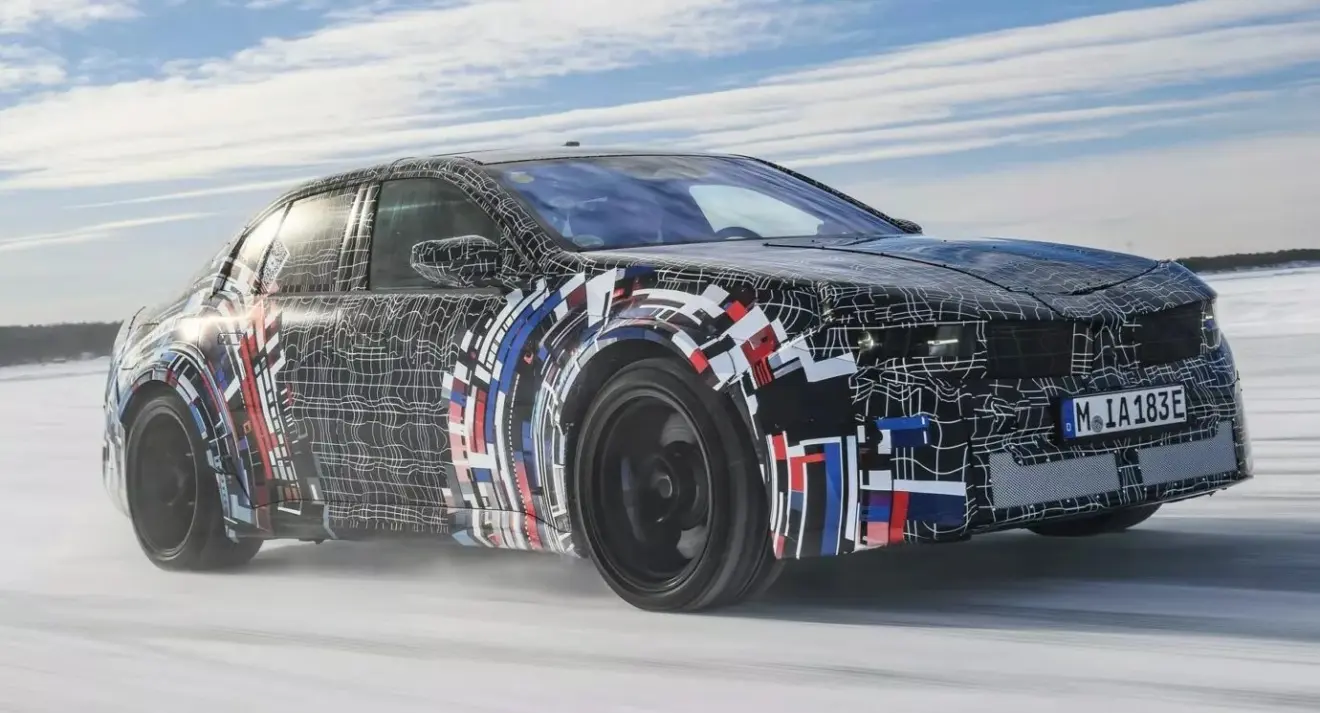 Novo BMW M3 andando na neve 