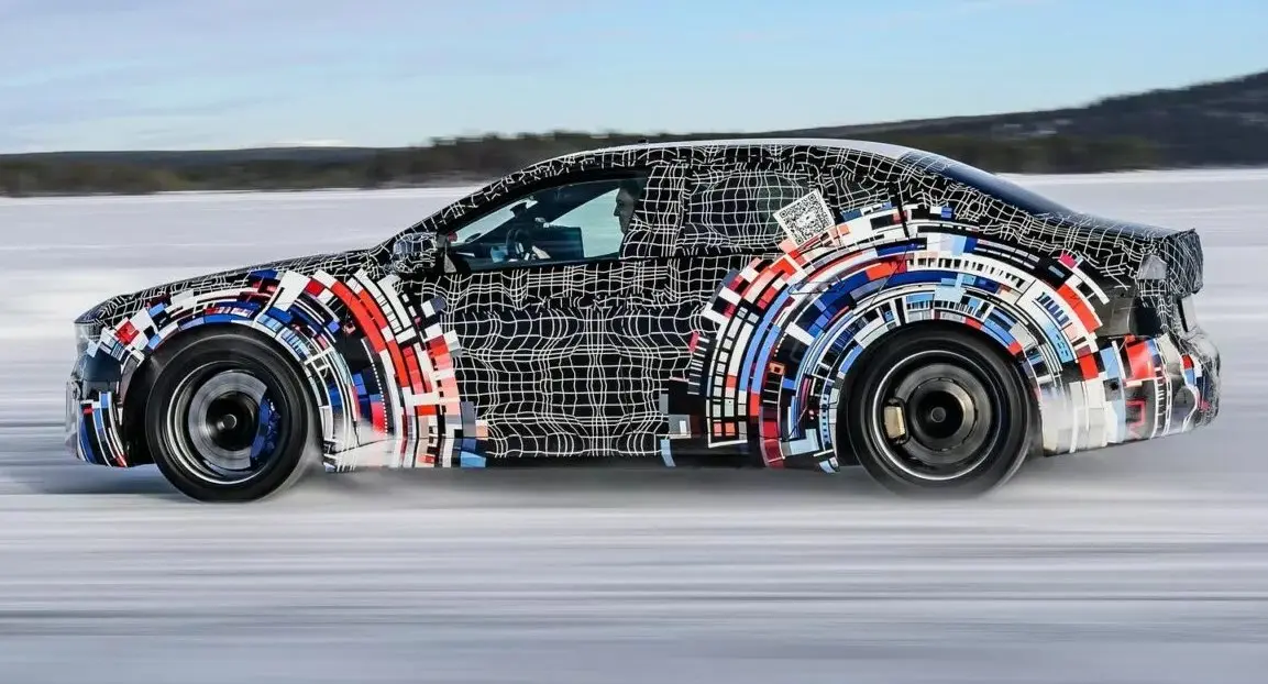 Novo BMW M3 de lateral andando na neve