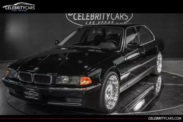 BMW Série 7 preto de Tupac Shakur parado de frente