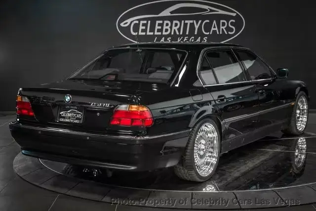 BMW Série 7 preto de Tupac Shakur parado de traseira