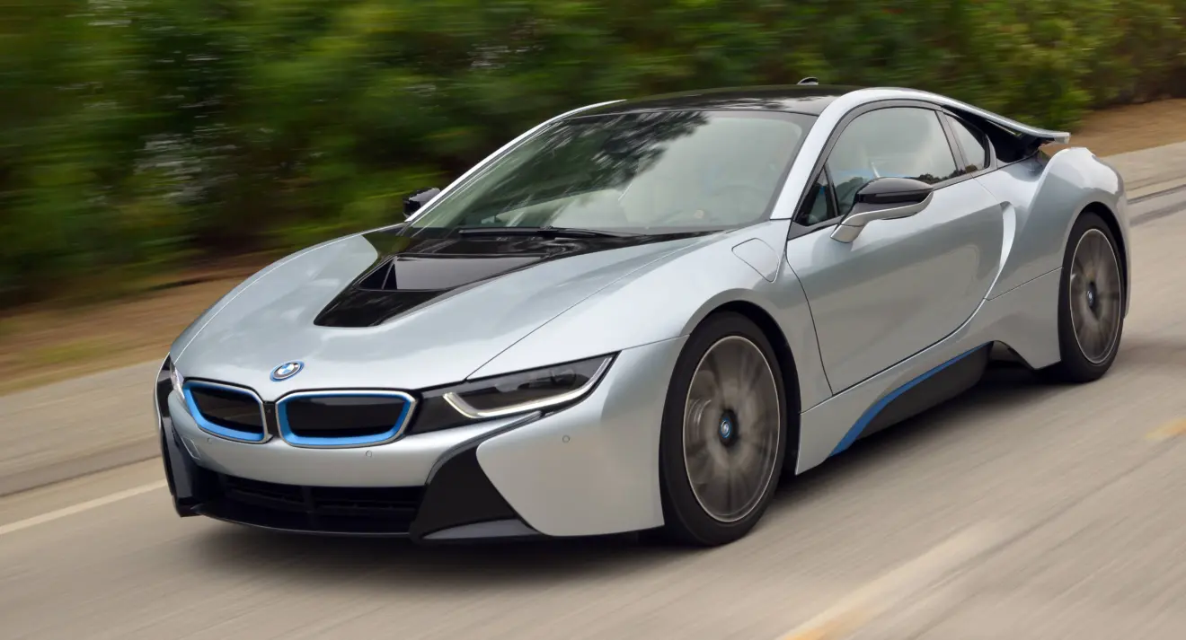 BMW i8 prata em movimento