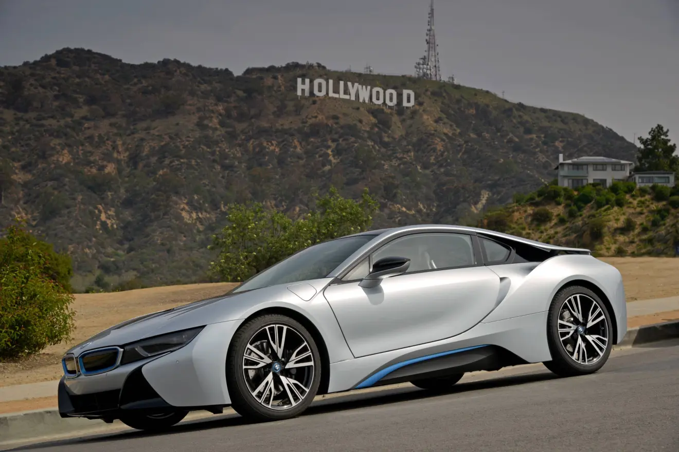 BMW i8 prata estacionado de lateral 
