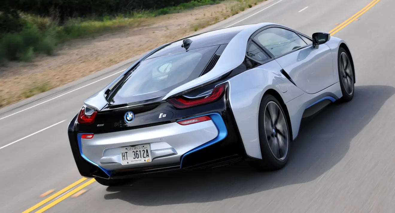 BMW i8 prata de traseira andando na estrada
