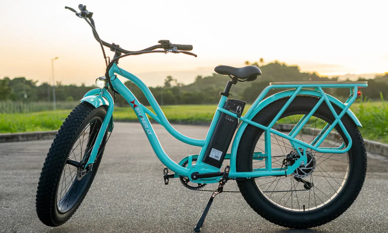Bicicleta elétrica Shineray verde parada de lateral 