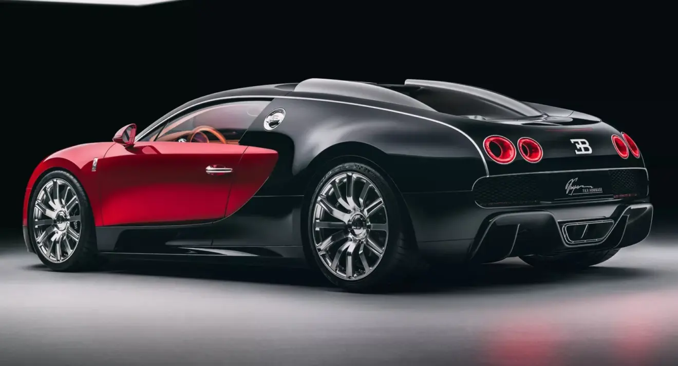 Bugatti Veyron FKP Hommage vermelho e preto parado de traseira