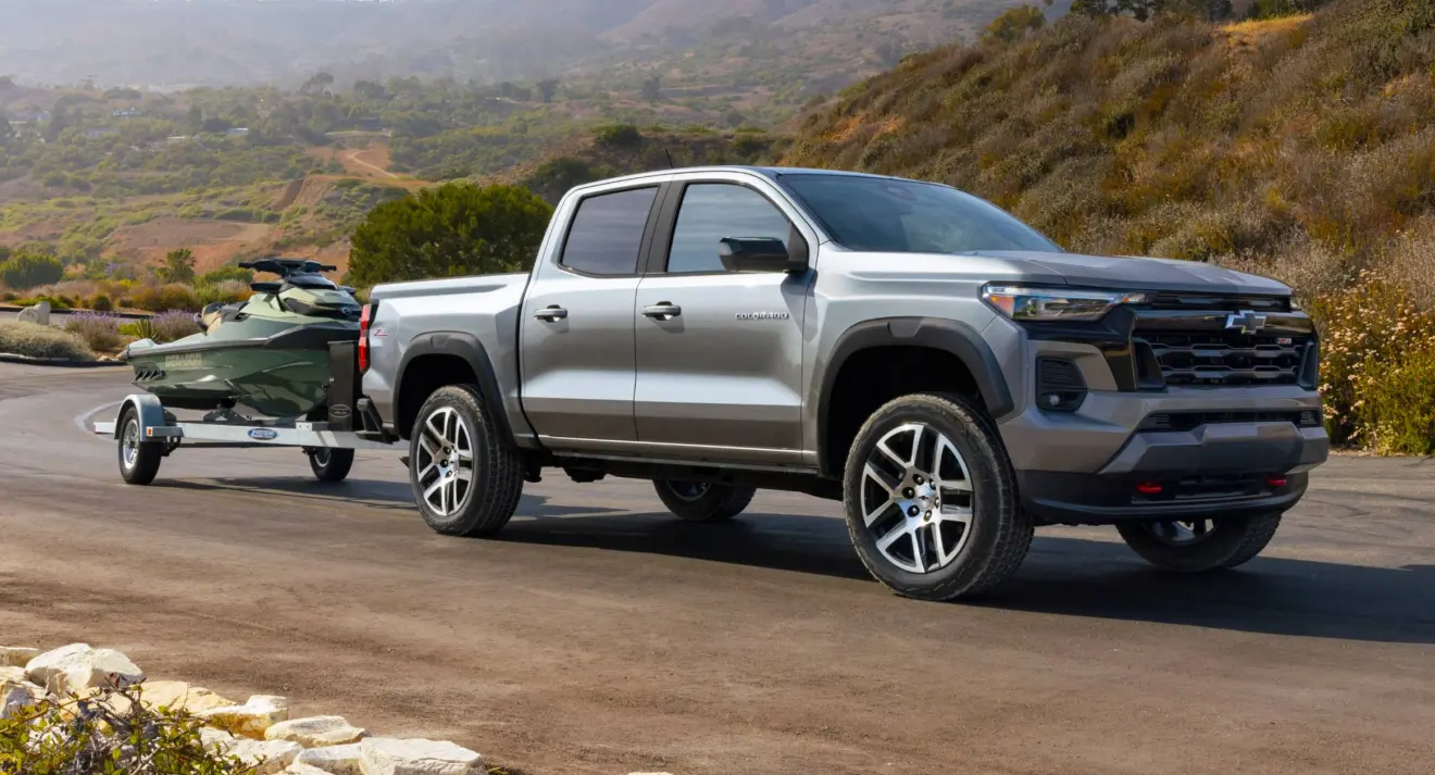 Chevrolet Colorado de frente na estrada