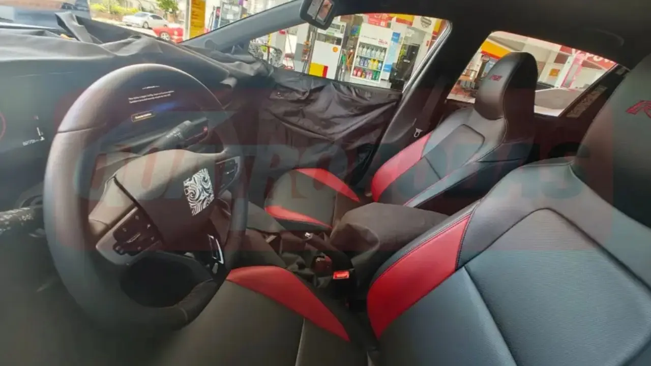 Chevrolet Sonic flagra camuflado interior