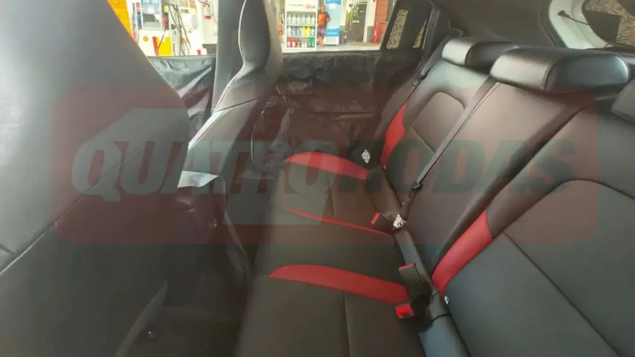 Chevrolet Sonic flagra camuflado interior
