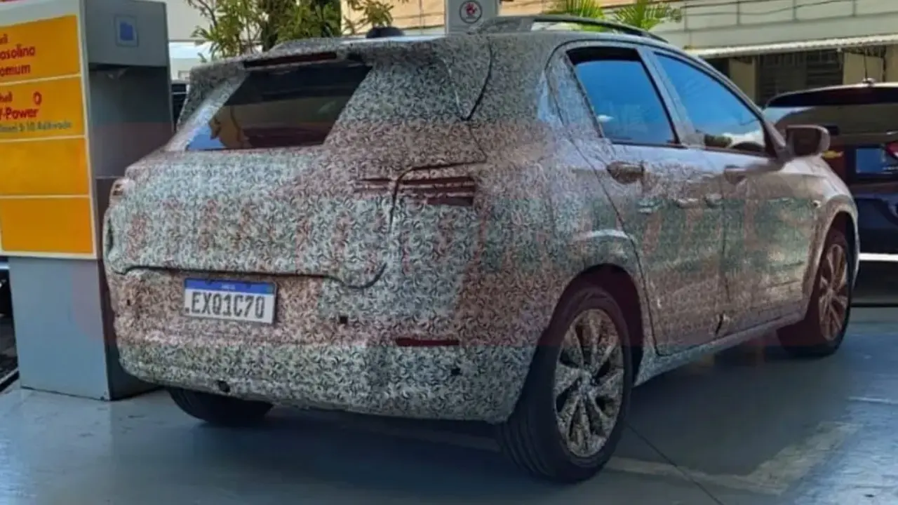 Chevrolet Sonic flagra camuflado traseira estático