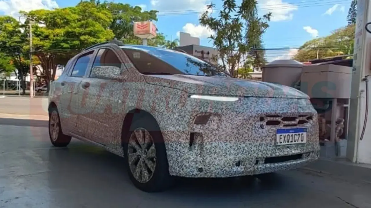 Chevrolet Sonic flagra camuflado dianteira estático
