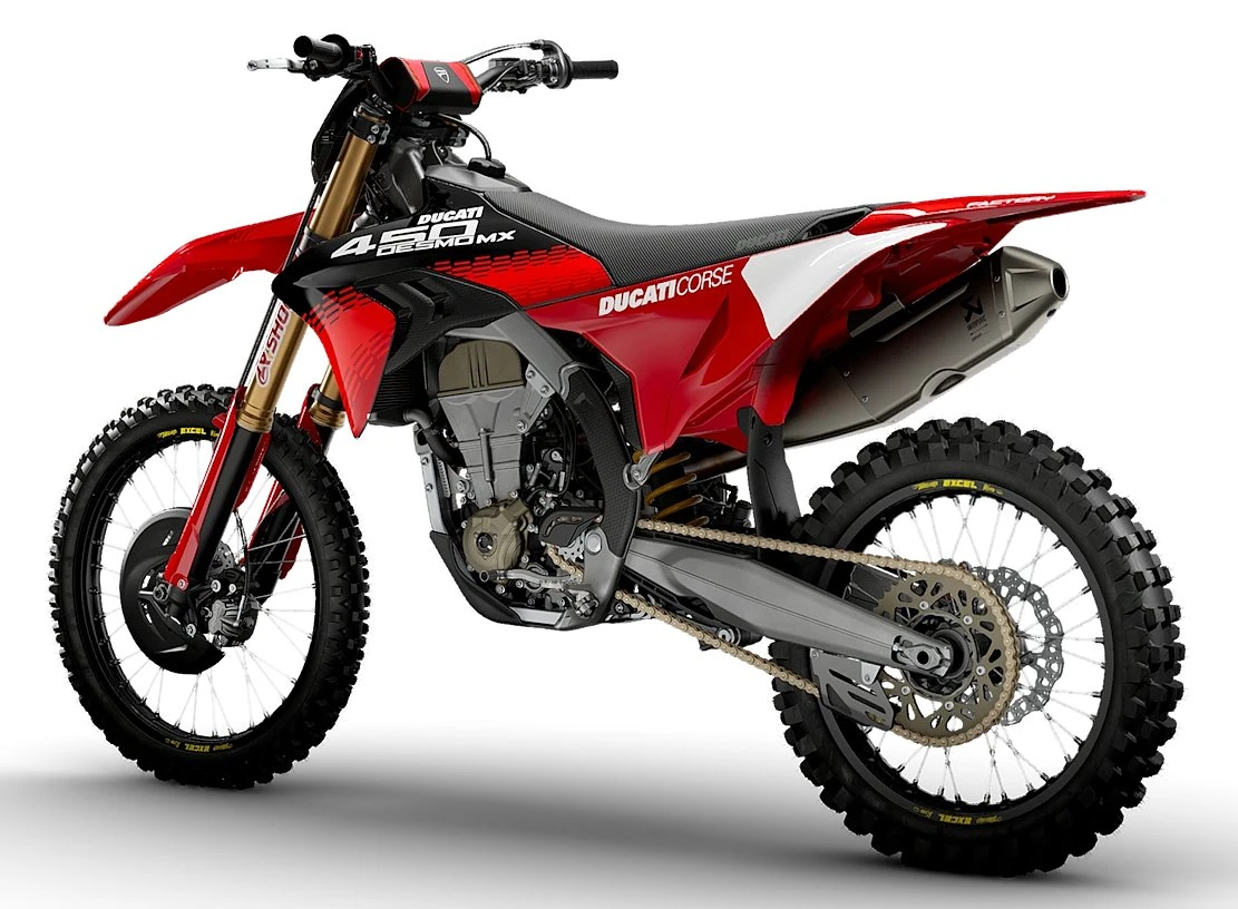 Ducati Desmo450 MX Factory parada de traseira com fundo neutro
