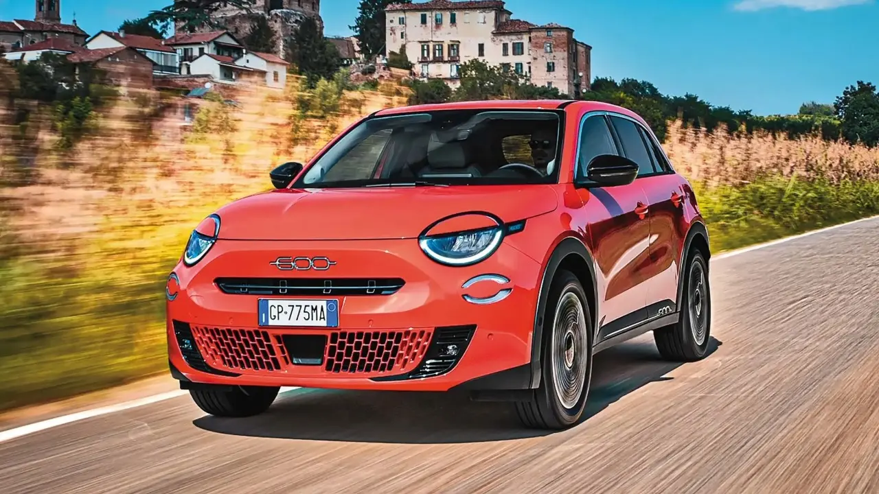 Fiat 600e vermelho em movimento