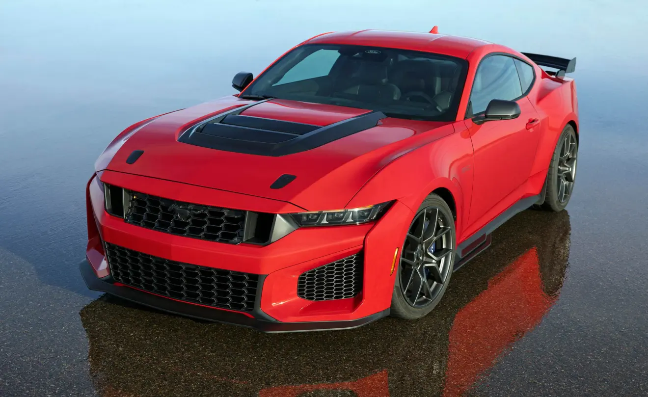 Novo Ford Mustang Dark Horse SC vermelho parado visto de frente e do alto