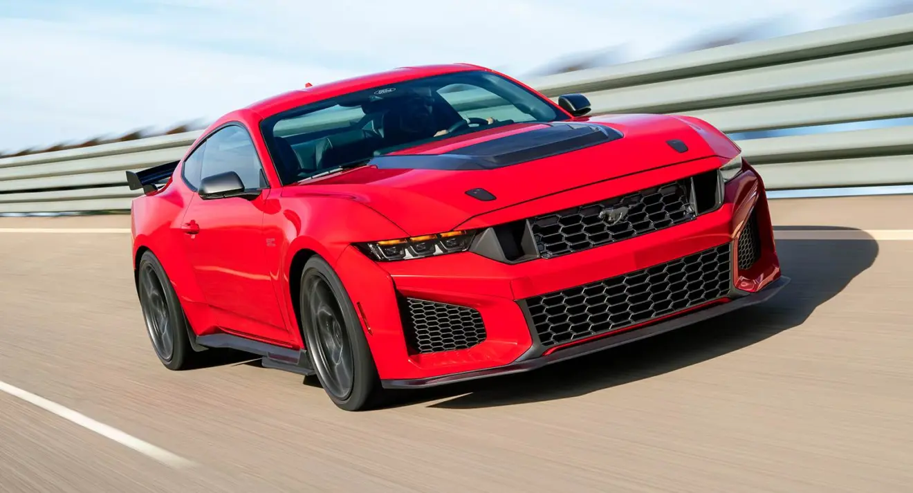 Ford Mustang Dark Horse SC vermelho de frente andando na pista
