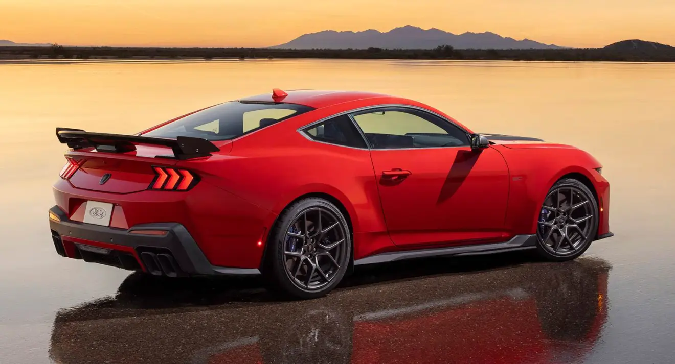 Novo Ford Mustang Dark Horse SC vermelho parado de traseira