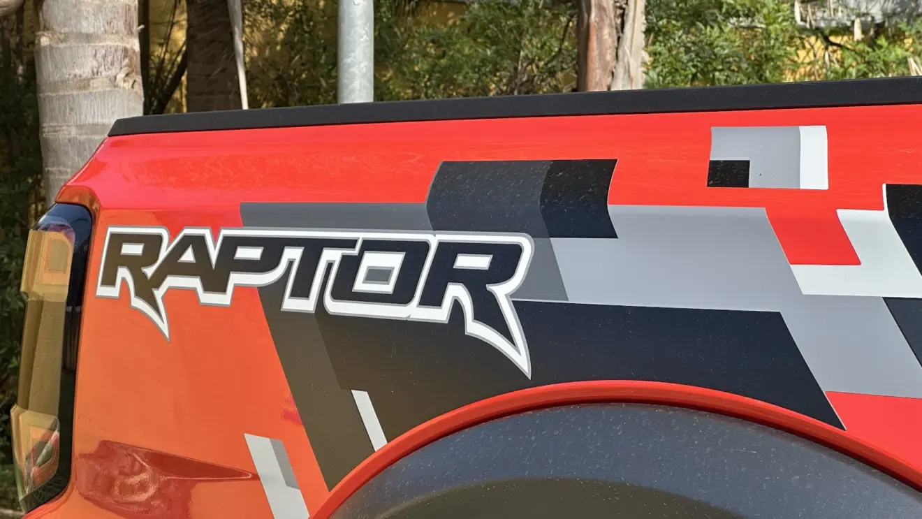 Grafia Raptor na lateral da caçamba da Ford Ranger Raptor