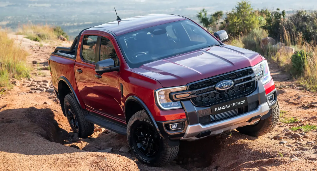 Caminhonete Ford Ranger Tremor de frente no off-road