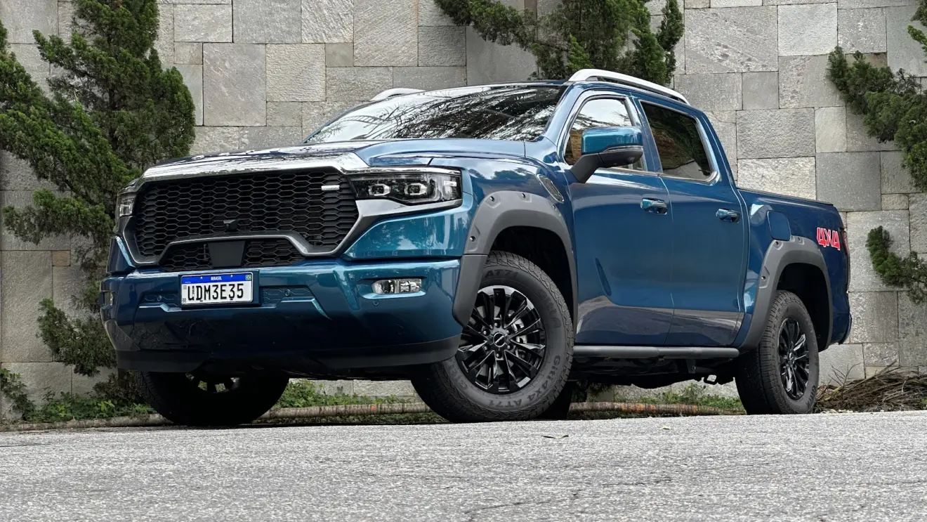 Foton Tunland V9 azul parada de dianteira