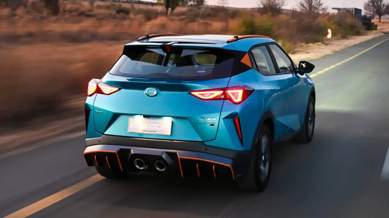 GAC GS3 em movimento de traseira azul