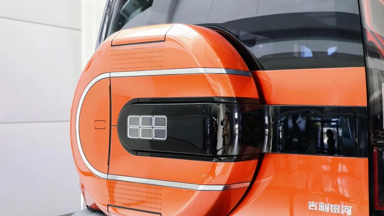 Geely Galaxy Cruiser SUV off-road para Reino Unido laranja estático