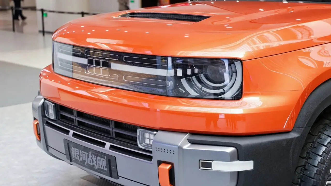 Geely Galaxy Cruiser SUV off-road para Reino Unido laranja estático