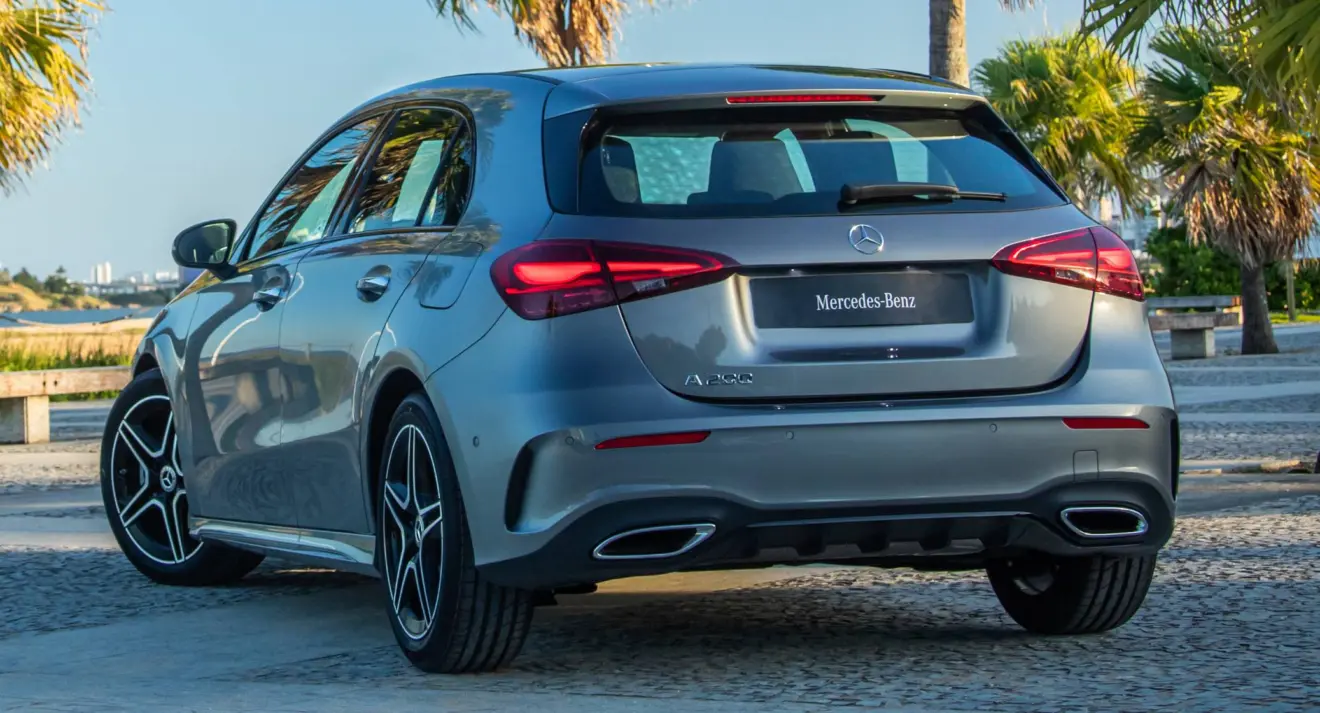 Mercedes-Benz Classe A cinza parado de traseira