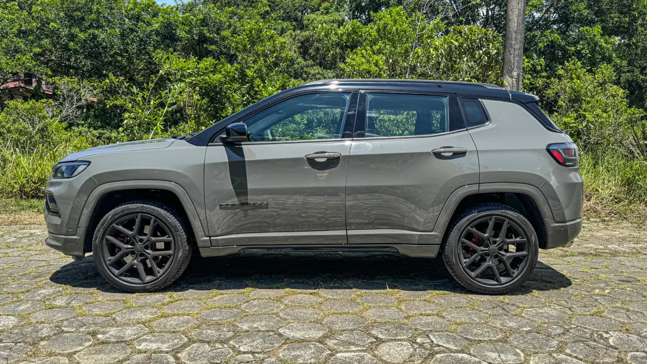 Jeep Compass Blackhawk 2026 avaliação estático na cor cinza