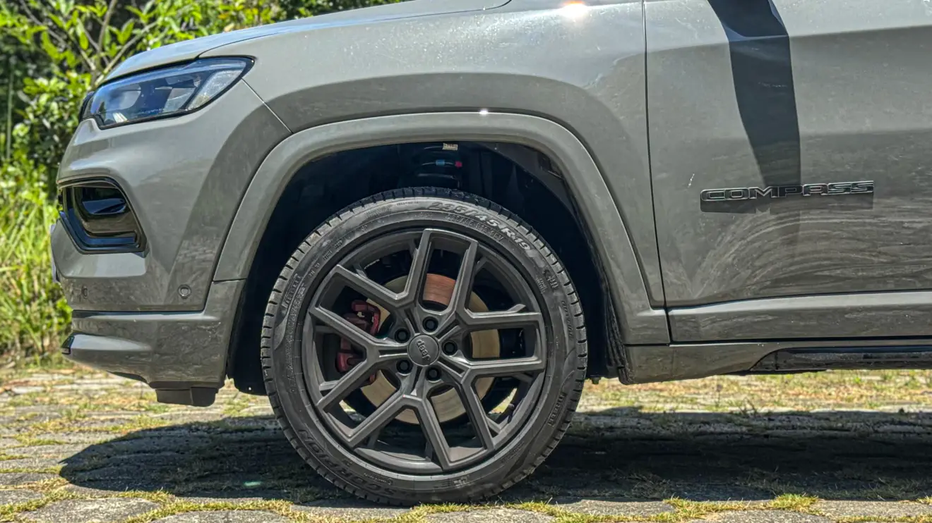 Jeep Compass Blackhawk 2026 avaliação estático na cor cinza