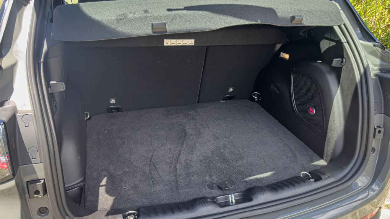 Jeep Compass Blackhawk 2026 avaliação estático na cor cinza porta-malas