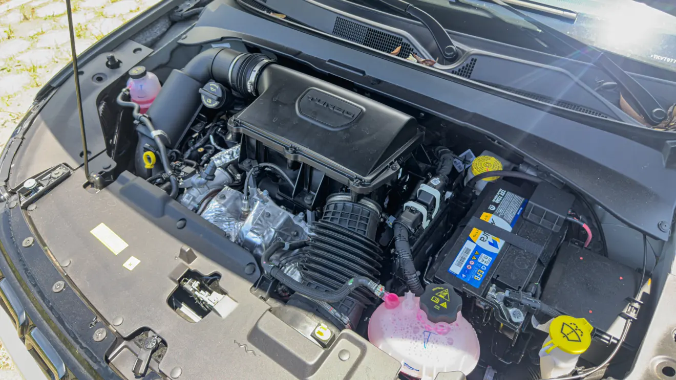 Jeep Compass Blackhawk 2026 avaliação estático na cor cinza motor