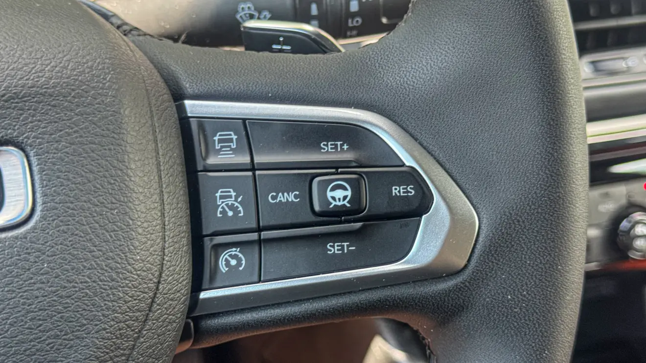 Jeep Compass Blackhawk 2026 avaliação estático na cor cinza interior