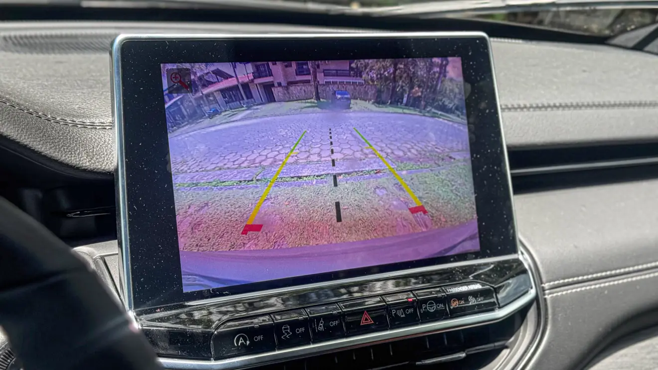 Jeep Compass Blackhawk 2026 avaliação estático na cor cinza interior