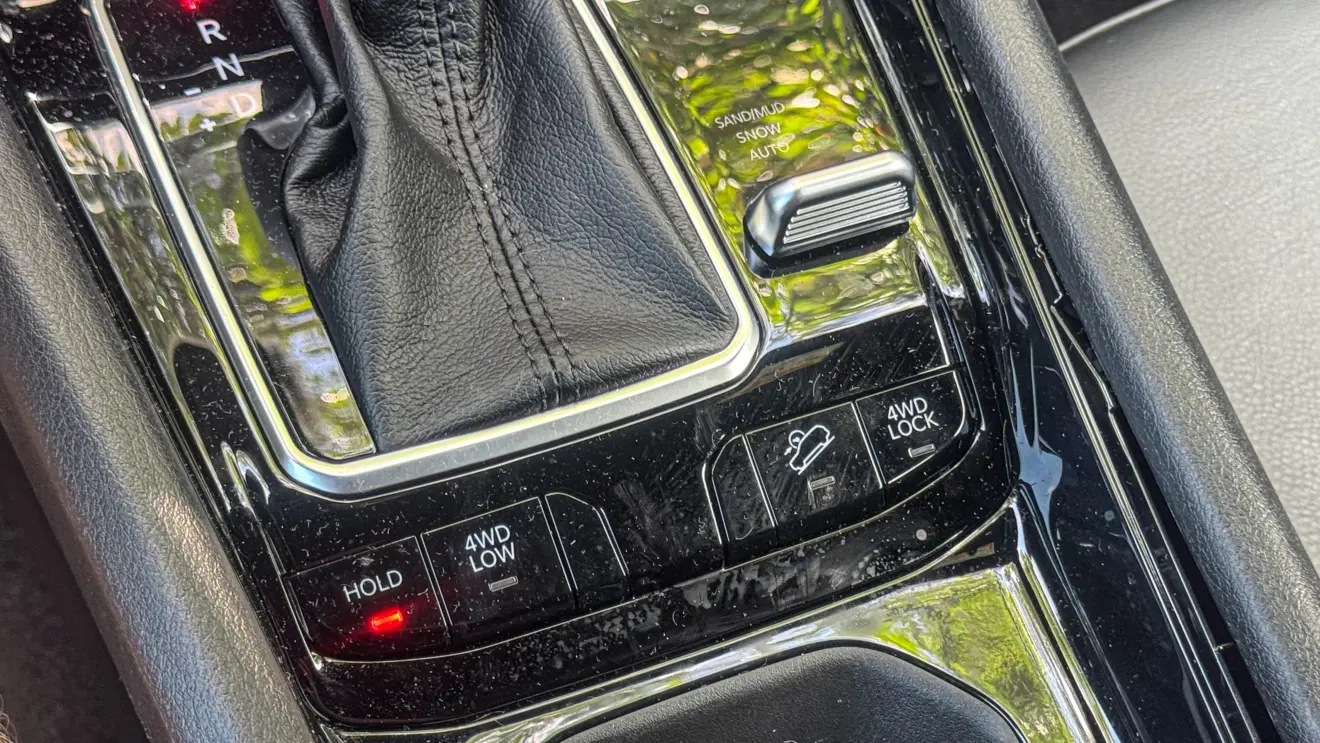 Jeep Compass Blackhawk 2026 avaliação estático na cor cinza interior